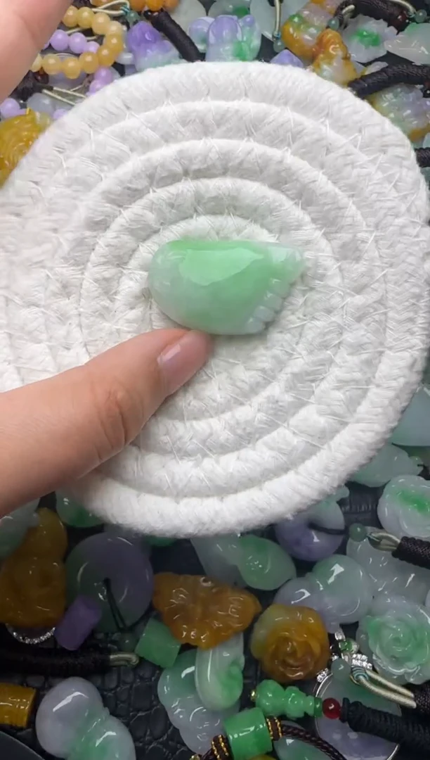 颈饰未镶嵌翡翠缅甸翡翠吊坠