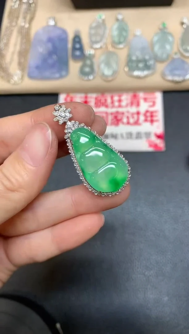 【闪购商品】翡翠吊坠(不含链)18K金镶嵌福豆【无服务费