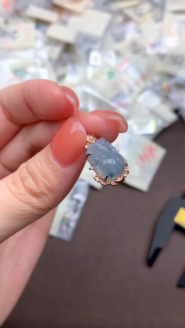 翡翠挂件18K金镶嵌一