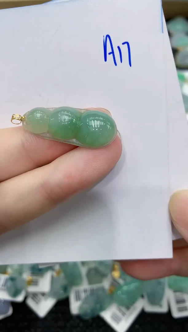 翡翠18K金镶嵌颈饰111111111