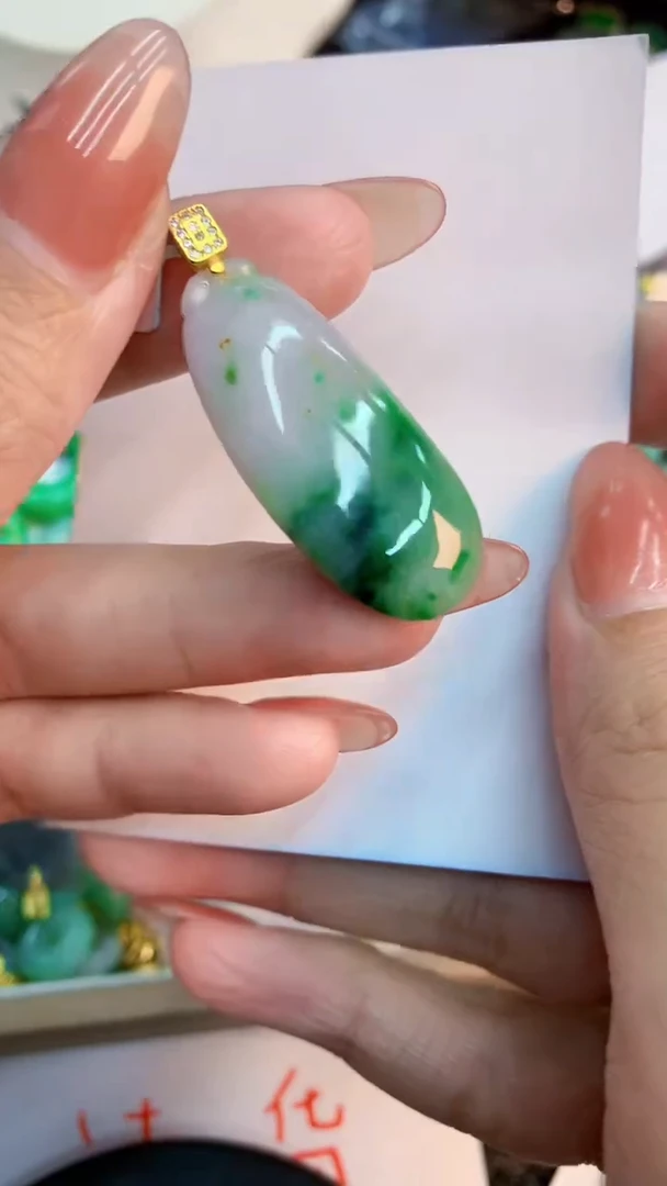 翡翠未镶嵌颈饰           1