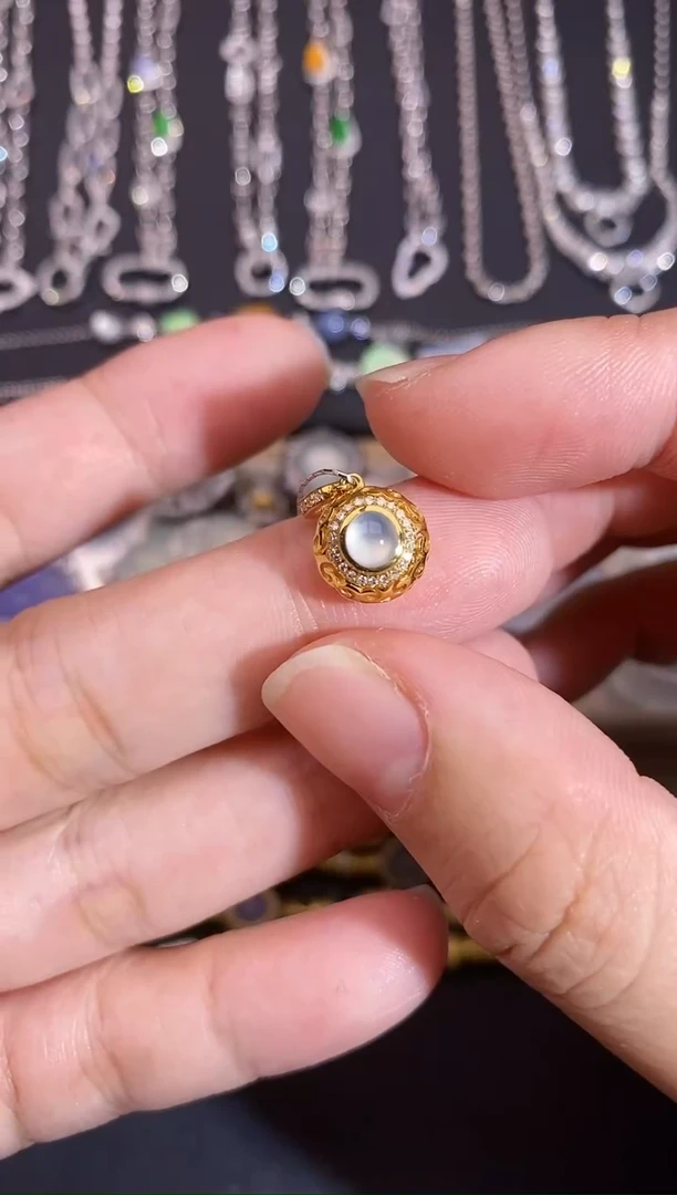颈饰18K金镶嵌翡翠吊坠