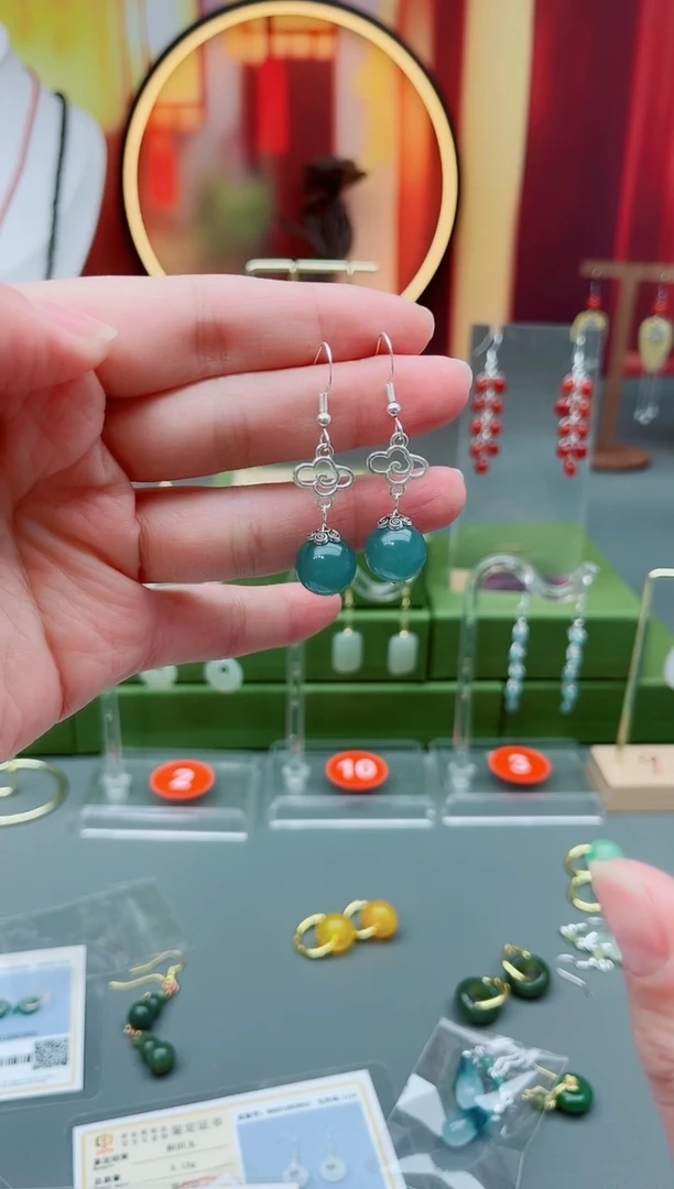 未镶嵌石英质玉（天山翠）耳钉431