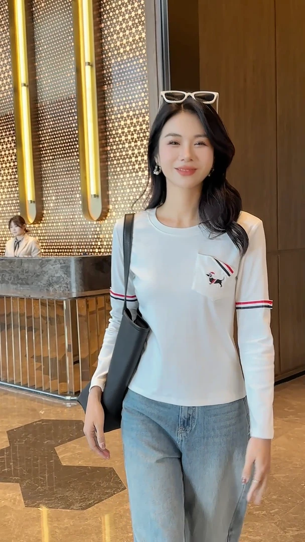 打底衫上衣女2025秋冬新款刺绣拼接设计感圆领休闲百搭显瘦上衣女