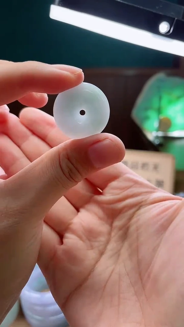 翡翠挂件未镶嵌平安扣