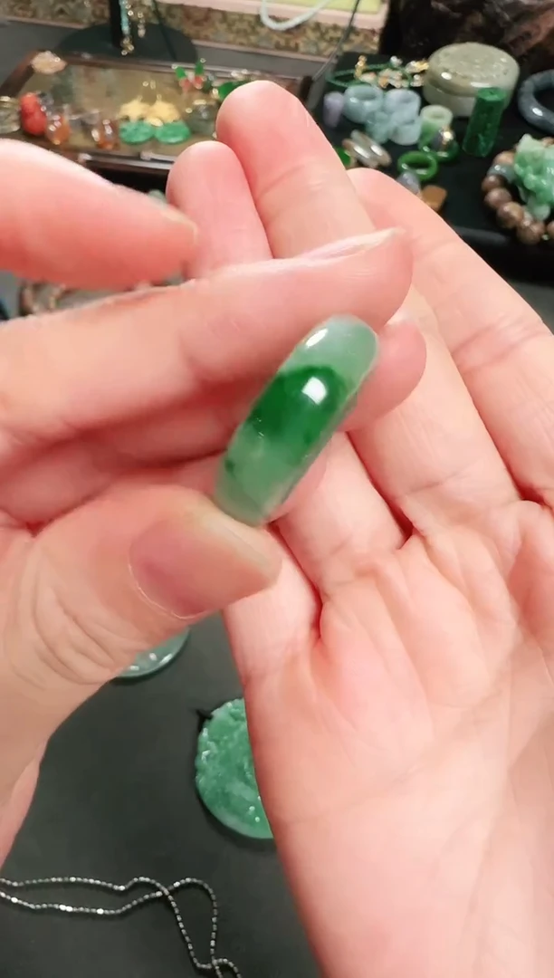 颈饰未镶嵌翡翠戒指15