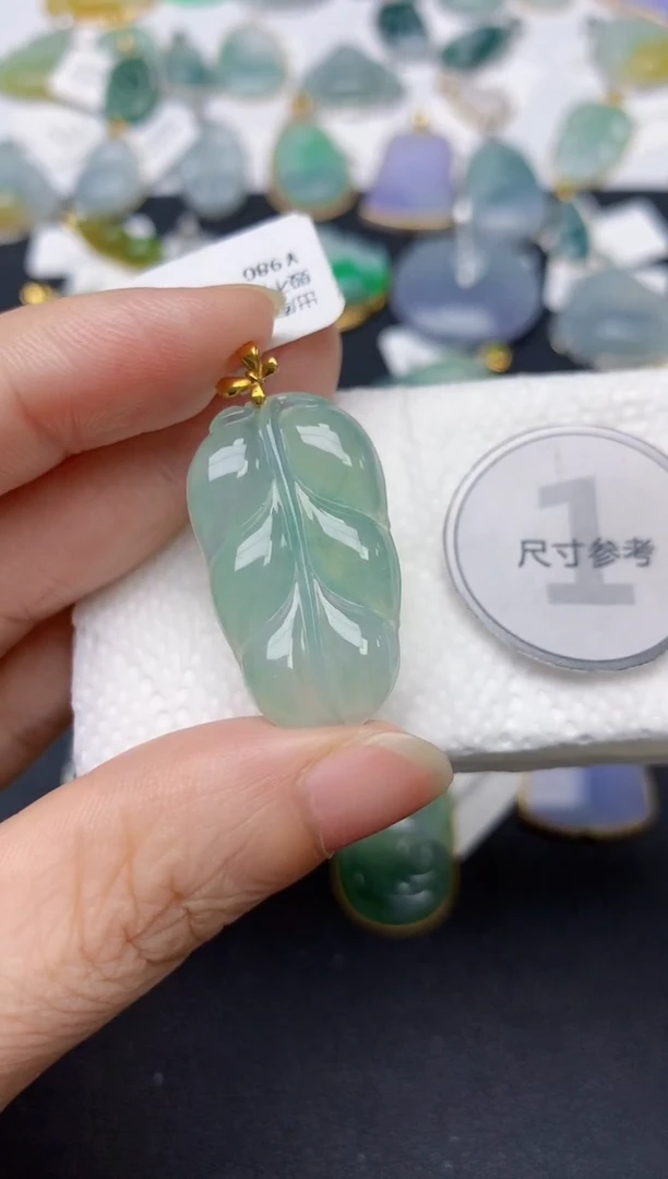 翡翠18K金镶嵌颈饰天然缅甸A货翡翠