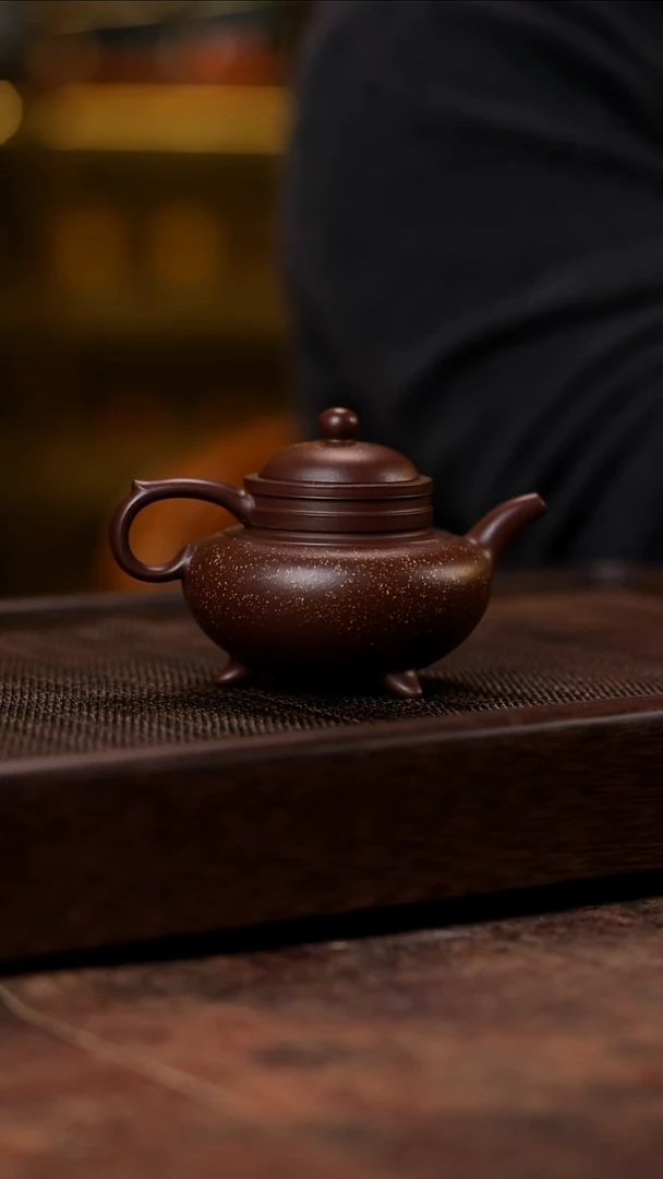 宜兴紫砂底槽清古卣傲雪