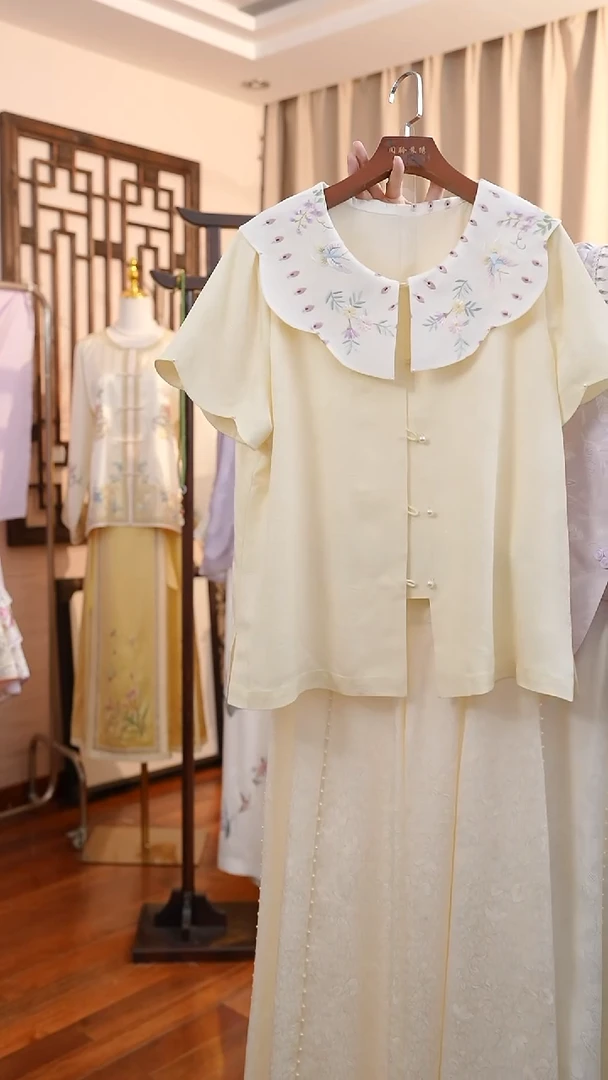刺绣奶黄色翻领花罗短袖 桑蚕丝非遗苏绣服饰