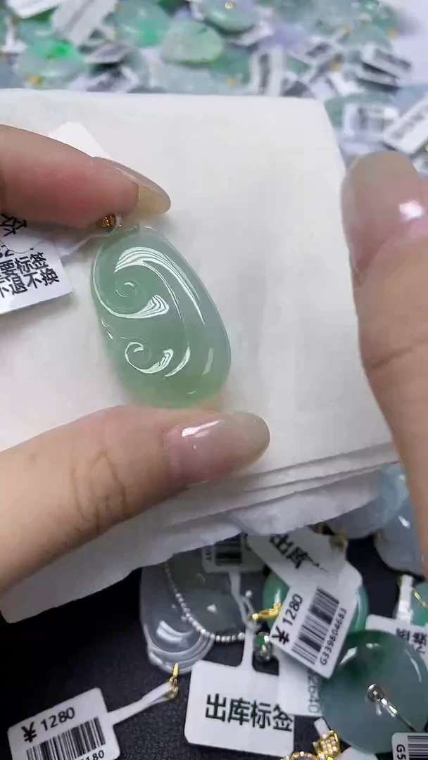 翡翠18K金镶嵌颈饰天然缅甸翡翠A货