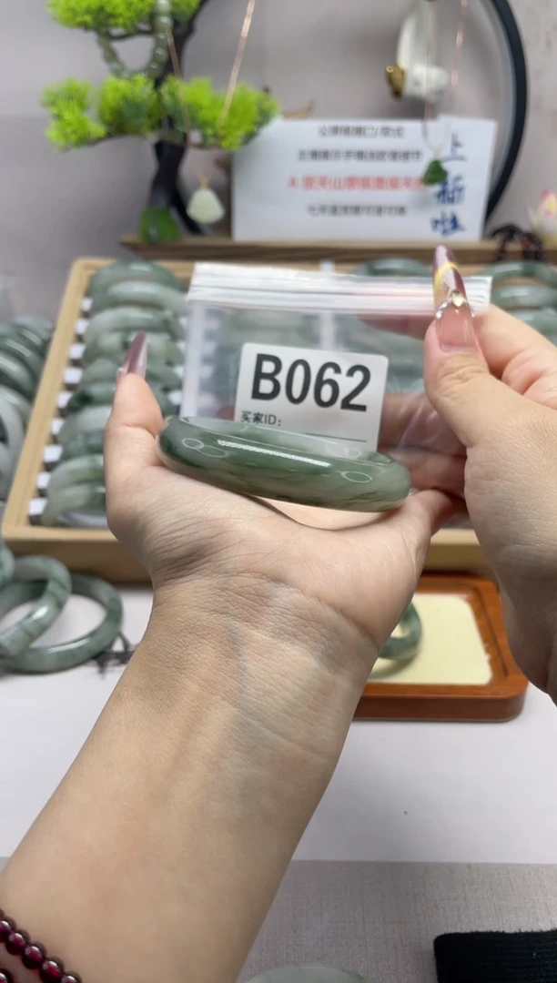 【闪购商品】石英质玉（天山翠）手镯未镶嵌b062