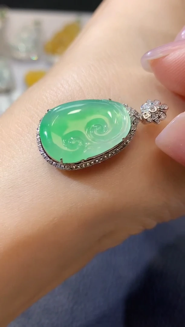 【闪购商品】翡翠吊坠(不含链)18K金镶嵌A35
