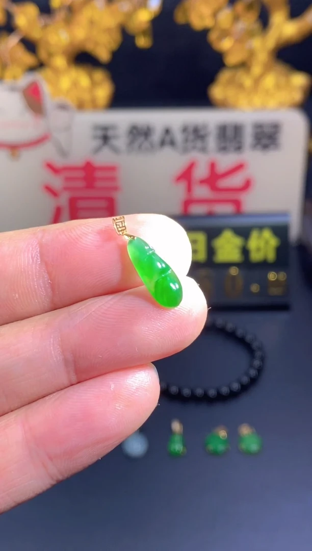 翡翠18K金镶嵌颈饰