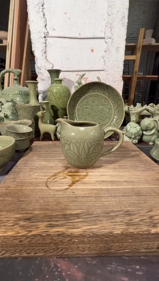 中**有微瑕耀州窑莲纹鹰嘴公道杯