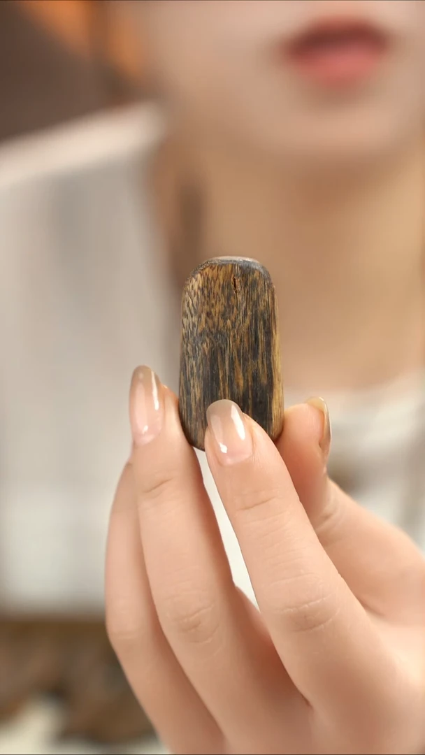 只买单纯的吊坠，没带链子，属的性质。木质闪购吊坠