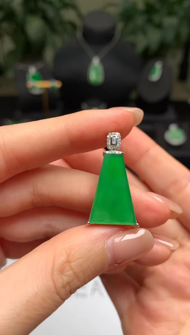 颈饰18K金镶嵌翡翠无事牌