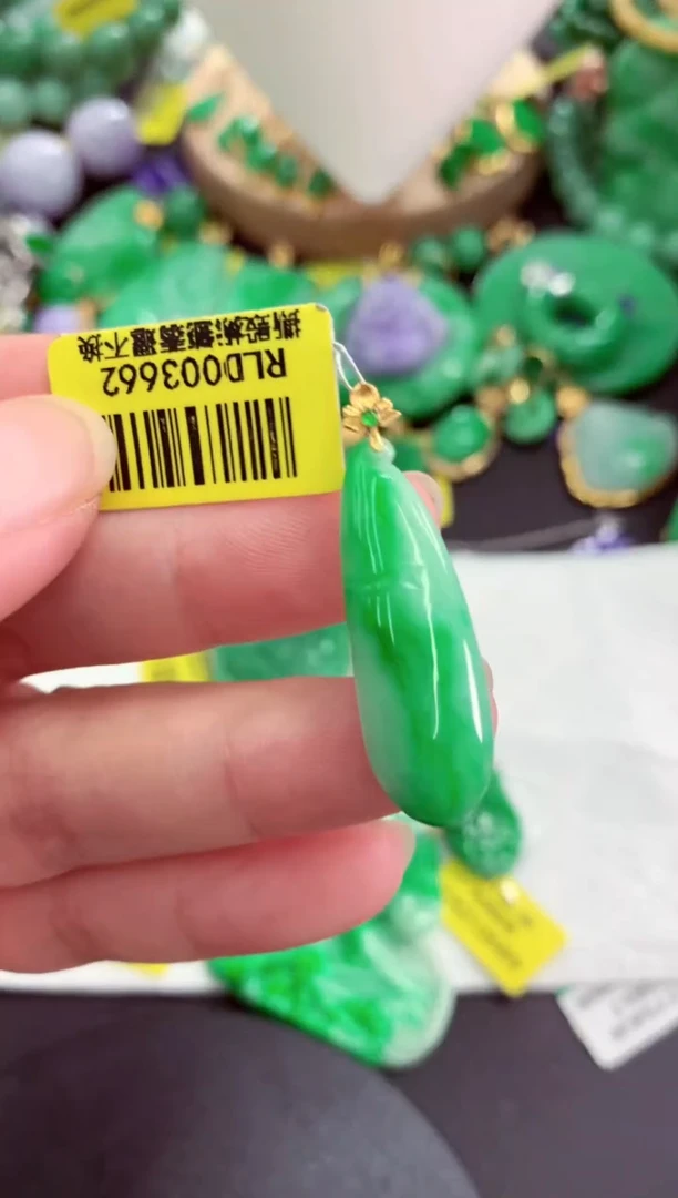 颈饰18K金镶嵌翡翠挂件