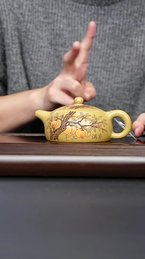紫砂壶宣兴紫砂 寿桃半月壶 黄金段泥 梅付春