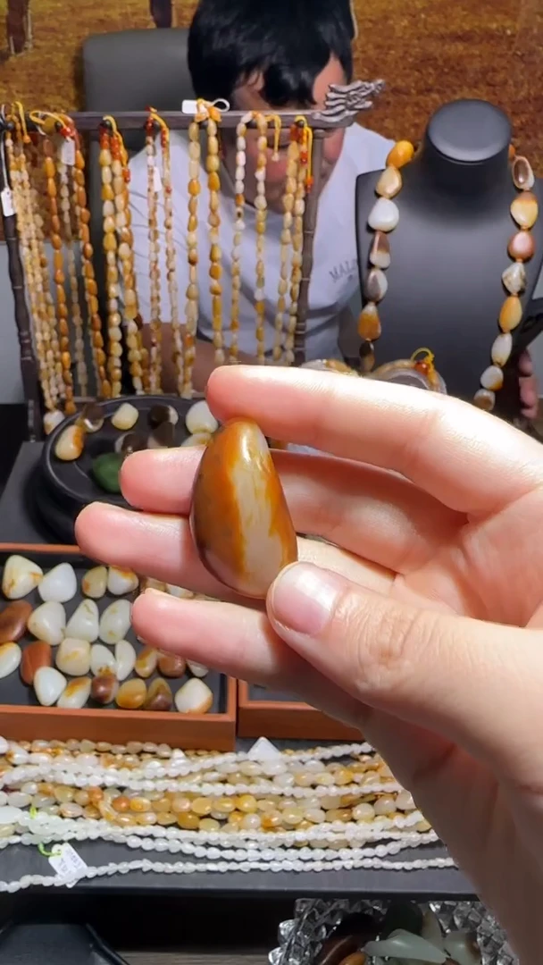 和田玉未镶嵌吊坠(不含链)15.4克