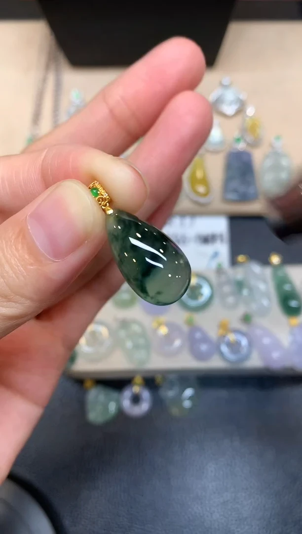 颈饰18K金镶嵌翡翠水滴【无服务费