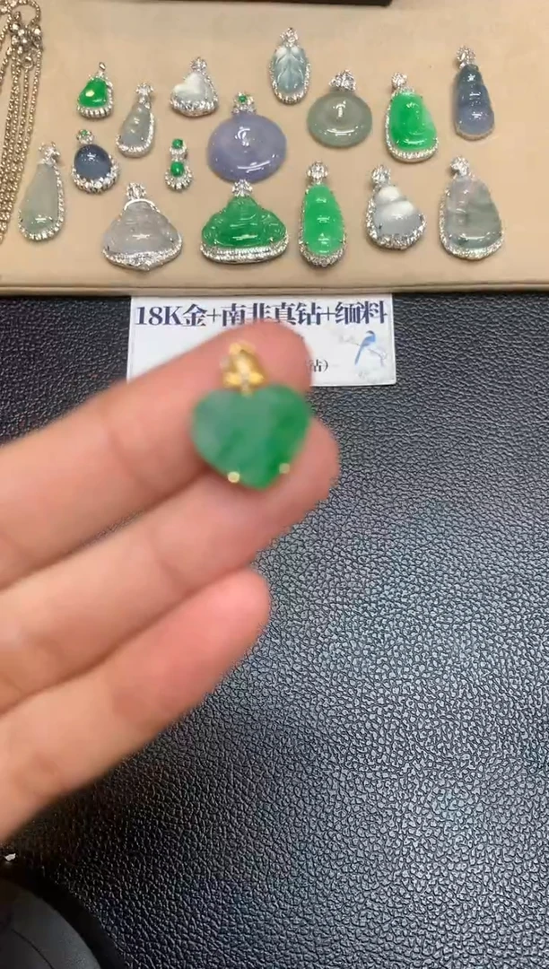 颈饰18K金镶嵌翡翠爱心【无服务费【48小时鉴赏期】