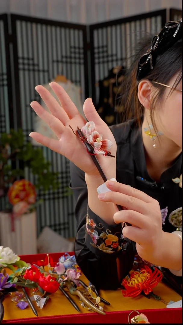 刺绣非遗绒花手工饰品