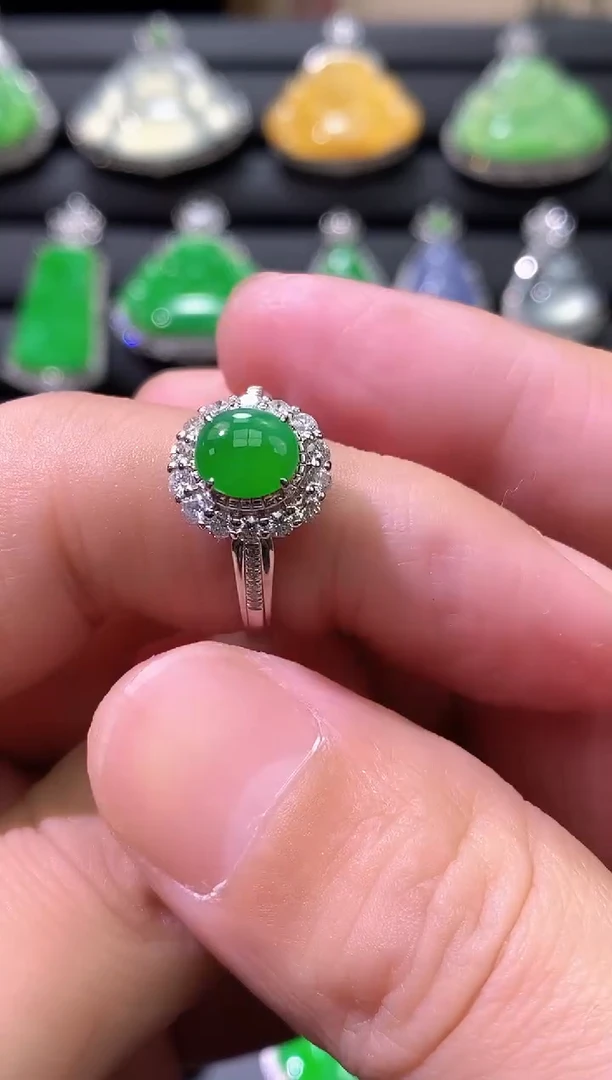 18K金镶嵌戒指翡翠蛋面