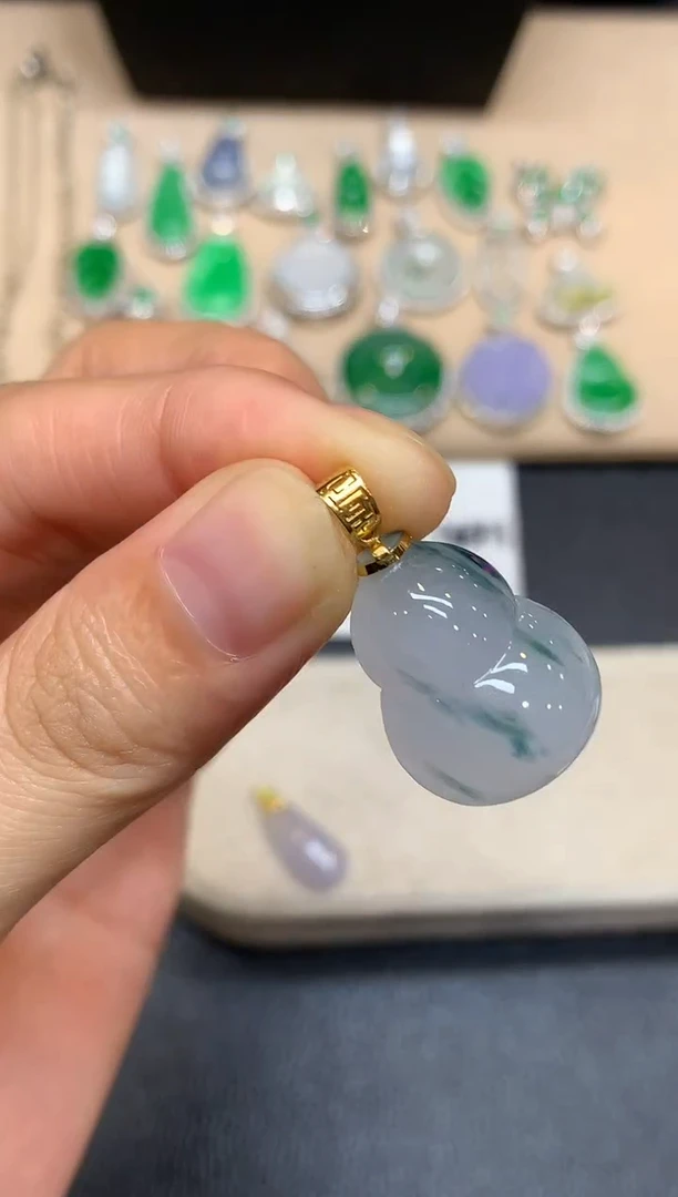 颈饰18K金镶嵌翡翠葫芦【无服务费