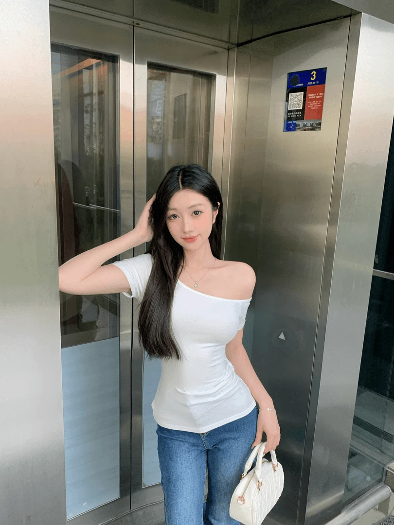 韩系休闲设计感小众独特斜肩短袖T恤女夏季辣妹收腰修身露肩上衣