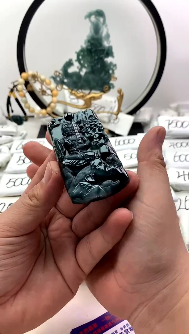 翡翠未镶嵌颈饰不动