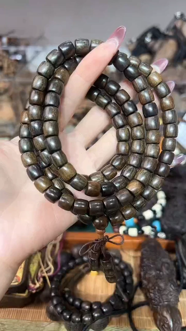 【闪购商品】贡木新品0.8x0.9cm108颗绿奇楠手串