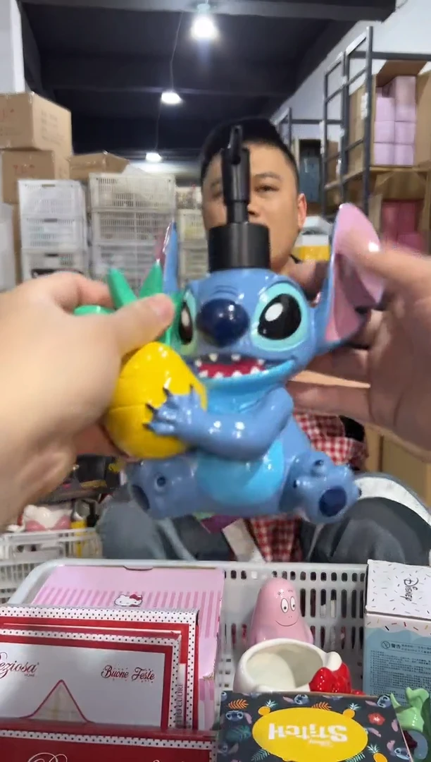 【闪购商品】杯树脂原盒史迪仔抱菠萝按压瓶