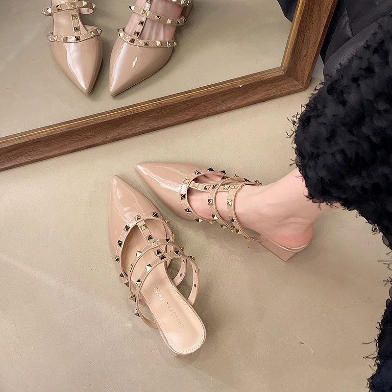 2025款夏季包头铆钉凉鞋女粗跟罗马尖头高跟单鞋平底高跟拖鞋外穿
