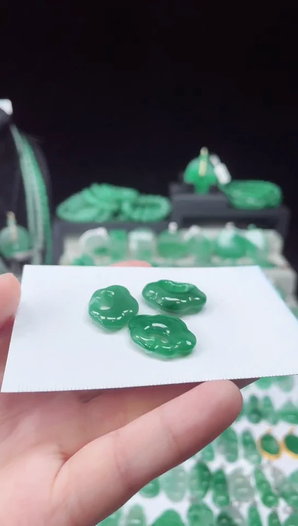 吊坠(赠链)未镶嵌石英质玉（非洲翠）7.202祥云锁