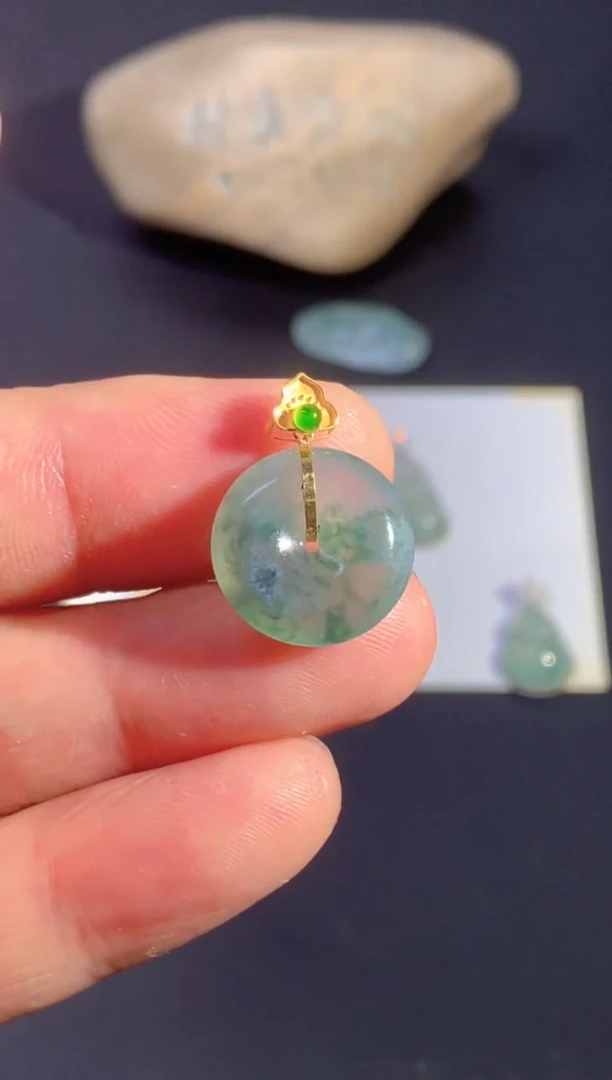 颈饰18K金镶嵌翡翠