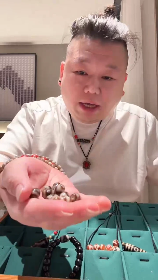 未镶嵌1玛瑙/玉髓完美配珠三眼虎牙随机多样性发一K006