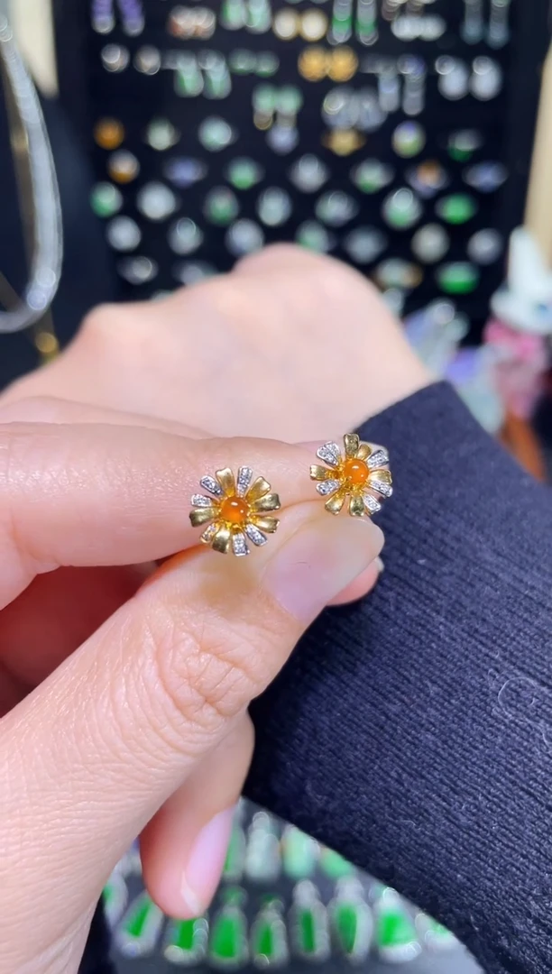 翡翠18K金镶嵌颈饰玻璃种黄翡蛋面耳钉