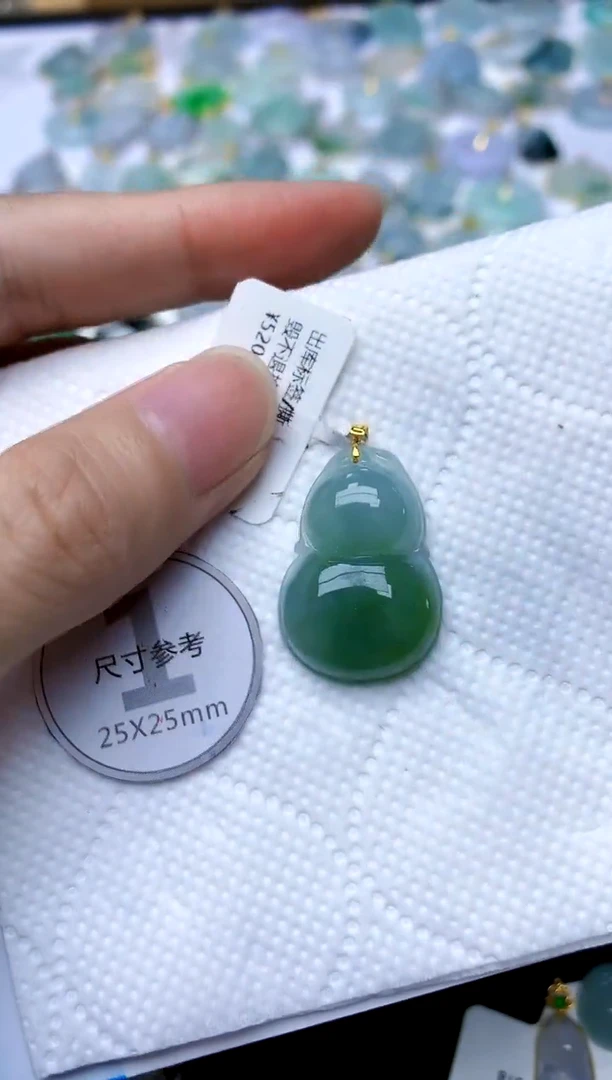 颈饰18K金镶嵌翡翠天然A货翡翠