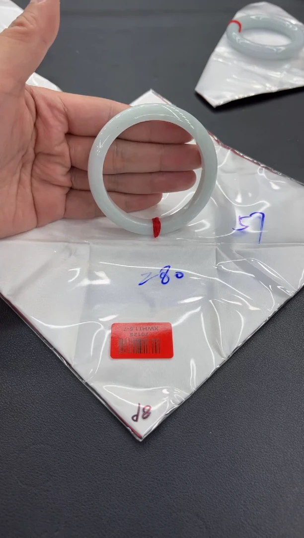 翡翠手镯未镶嵌翡翠手镯