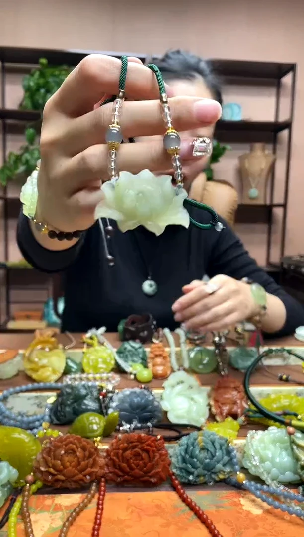 未镶嵌岫玉颈饰·