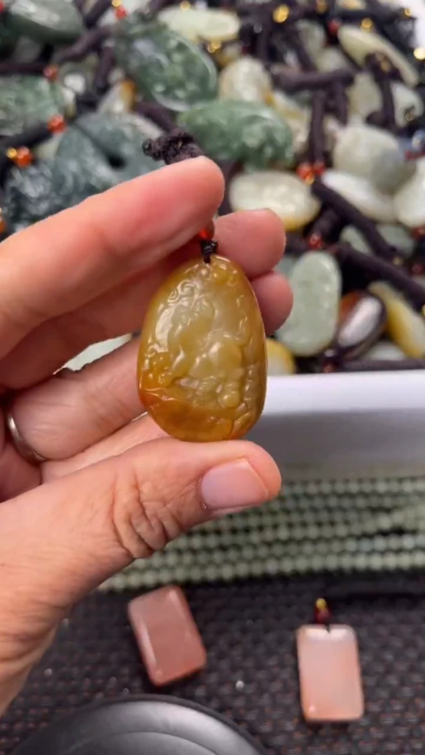 【闪购商品】和田玉颈饰未镶嵌多样性发货没有证书拍一发一有瑕