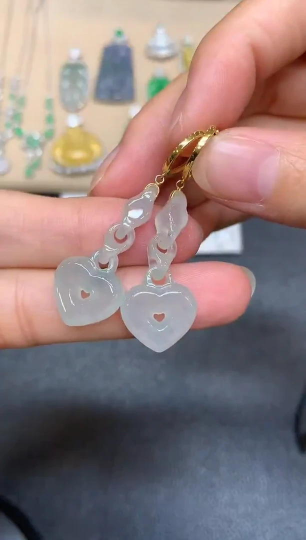 18K金镶嵌翡翠耳饰爱心【无服务费