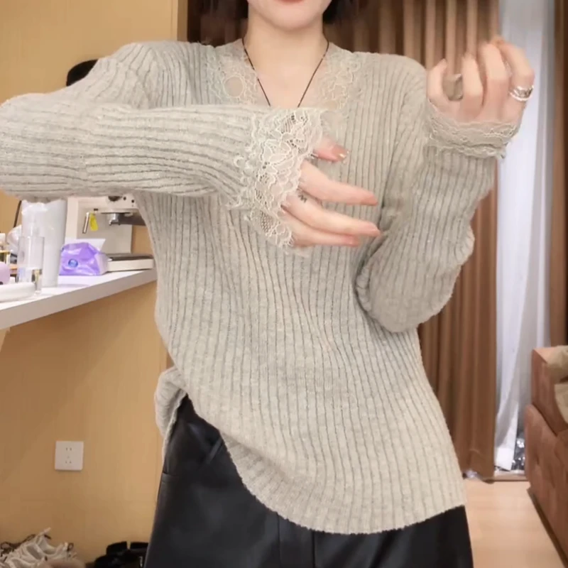 冬款极简百搭蕾丝拼接V领显瘦竖坑条针织衫打底衫上衣LK2508906