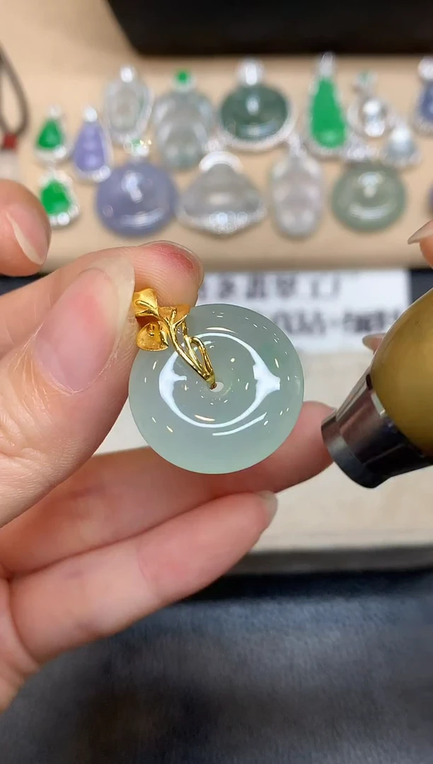 颈饰18K金镶嵌翡翠平安扣【无服务费