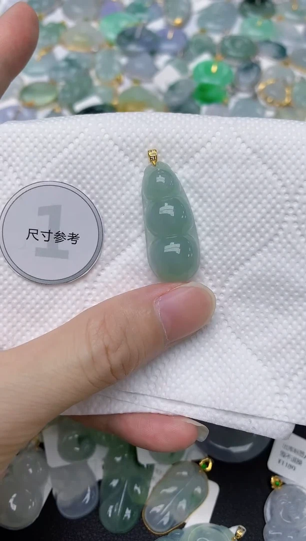 颈饰18K金镶嵌翡翠天然A货翡翠