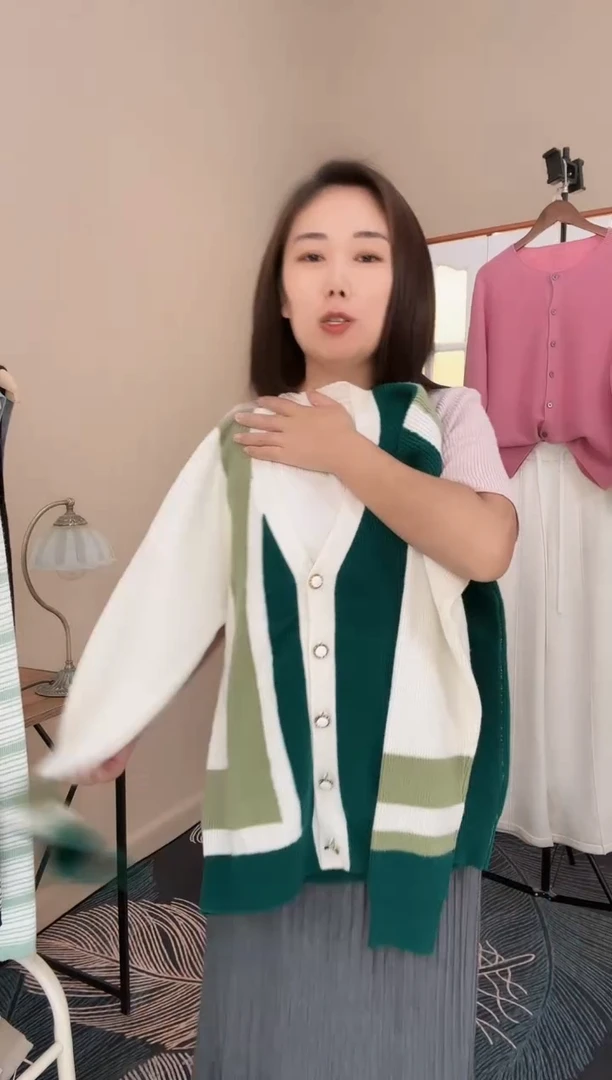 羊毛绿色拼色开衫