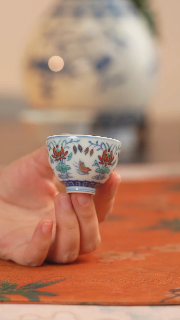 源明清忆斗彩满池娇小杯