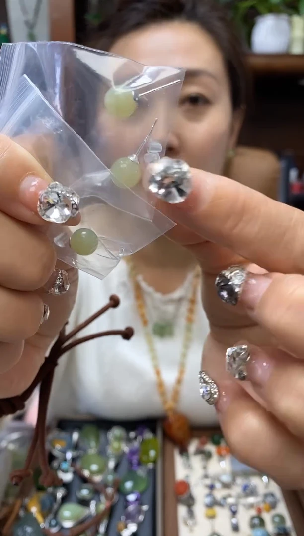 未镶嵌和田玉耳饰一对