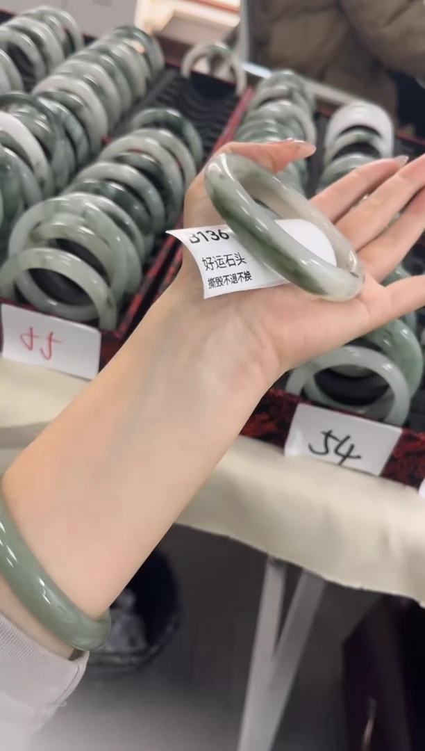 未镶嵌手镯石英质玉微瑕b 136