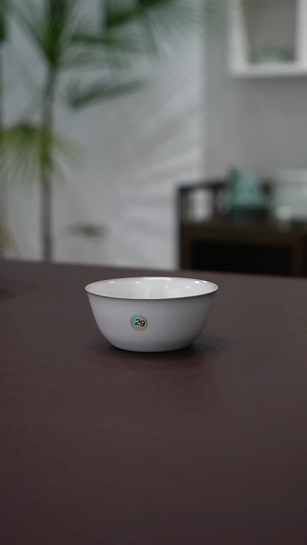 29号月白釉鸡缸杯 微瑕     洁